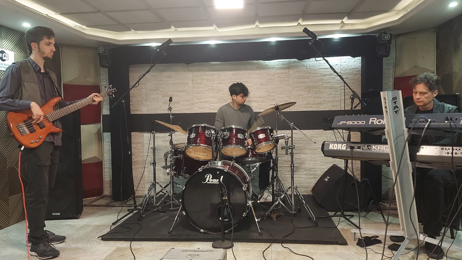 Eloy Fritsch revisita a estética “Spy-Fi” em novo vídeo com formação em trio